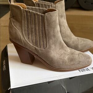 Nine West Orleeh 2 Taupe Suede Heeled Boots size 8